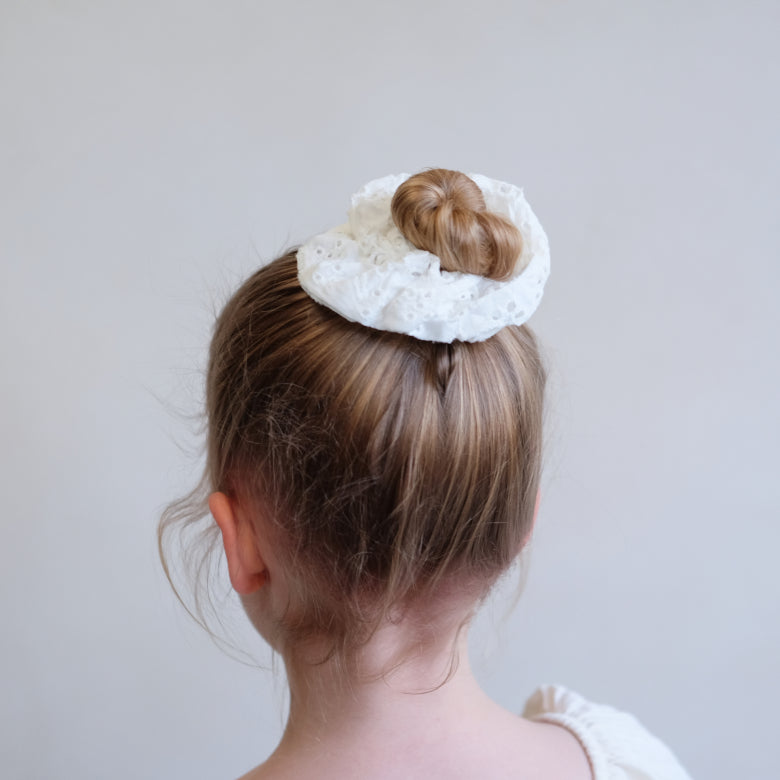 Mimi & Lula Stickerei-Scrunchie