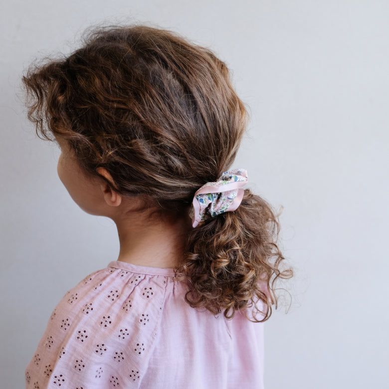 Mimi & Lula Blumen Seiden Scrunchie